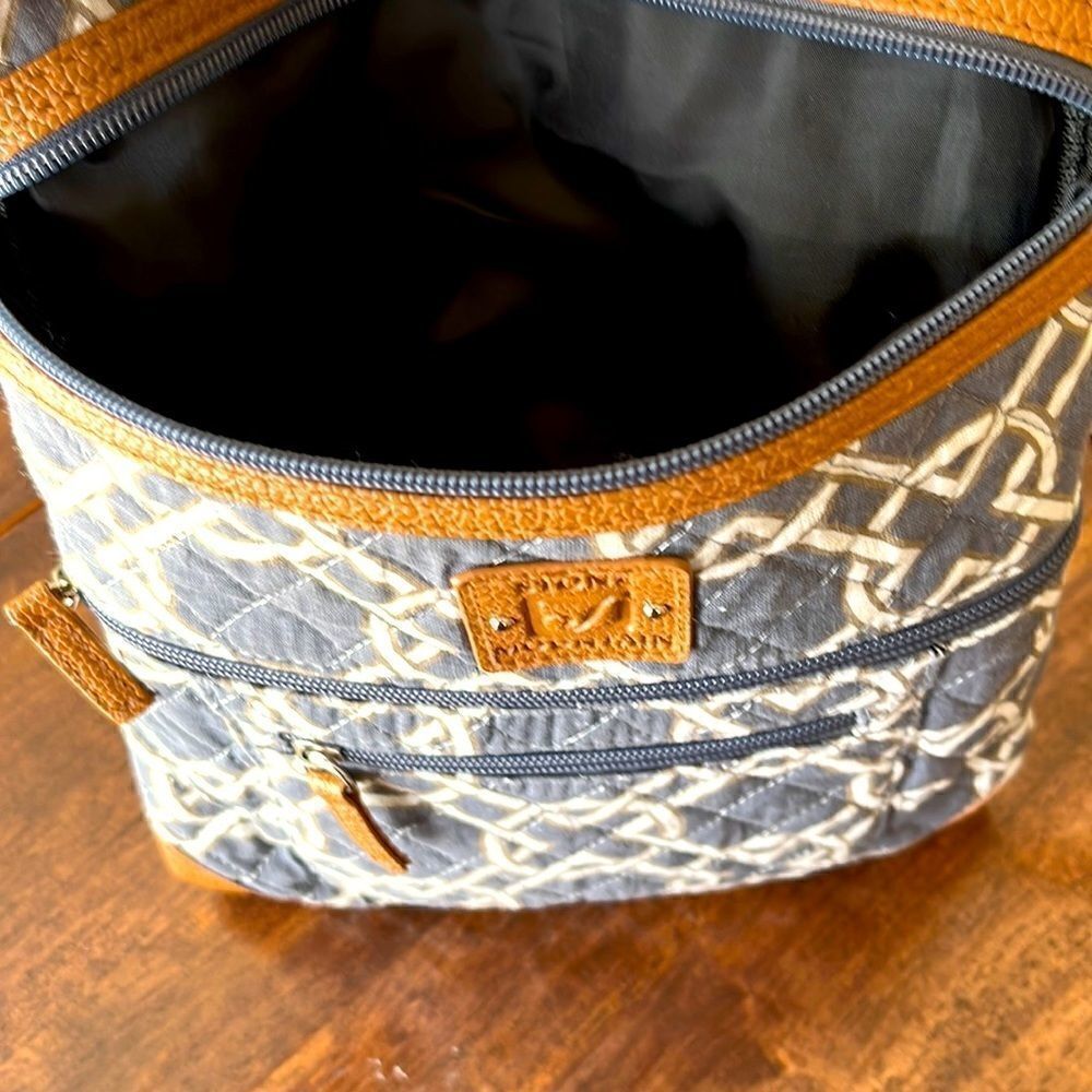 Stone Mountain Gray and White Cloth Crossbody Purse - Picture 4 of 7